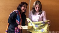 Cinderamata itu diberikan usai pertemuan bilateral di sela-sela simposium internasional tentang kejahatan perikanan di Gedung Vienna International Center, Selasa 26 September 2017.