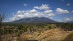 Berstatus Awas, Warga di sekitar Gunung Agung Tetap Beraktivitas