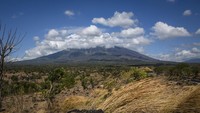 BNPB menyatakan, pergerakan magma ke permukaan semakin meningkat yang mengindikasikan magma terus bergerak ke permukaan. Indikasi ini terlihat dari meningkatnya frekuensi gempa vulkanik dalam, gempa vulkanik dangkal dan gempa tektonik lokal. Ulet Ifansasti/Getty Images.