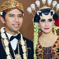 Aktris cantik Arumi Bachsin menggelar pernikahan dalam balutan kebaya dengan luaran panjang beludru berwarna hitam. (Foto: detikHot)