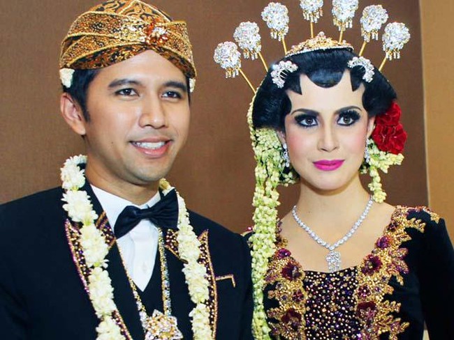Aktris cantik Arumi Bachsin menggelar pernikahan dalam balutan kebaya dengan luaran panjang beludru berwarna hitam. (Foto: detikHot)