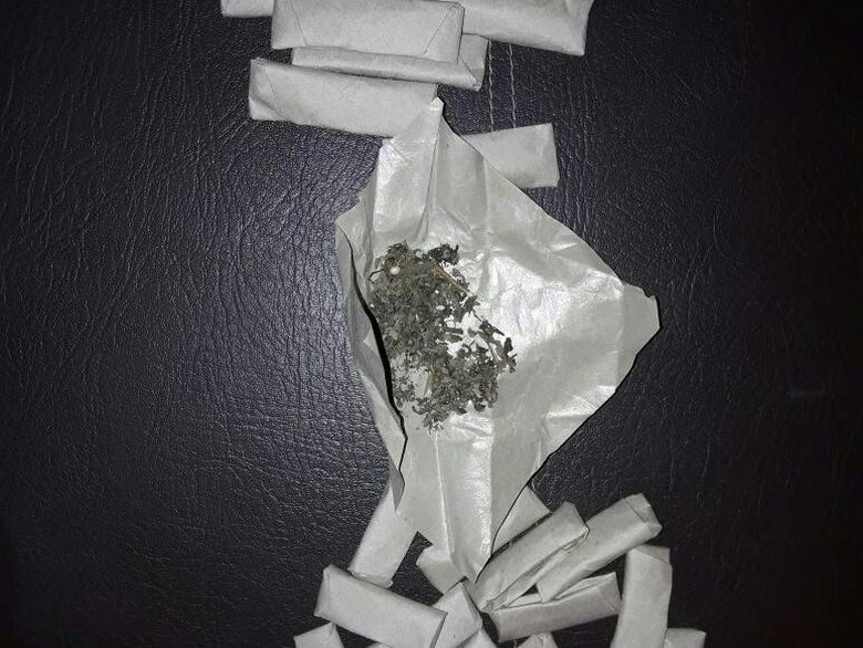 Polisi Tangkap Pria yang Bungkus Ganja Pakai Kertas Nasi Polisi Tangkap Pria yang Bungkus Ganja Pakai Kertas Nasi