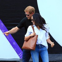 Pangeran Harry dan Meghan Markle tak lagi menutupi hubungan mereka. Sebagai bukti, keduanya tampil bersama di pertandingan olahraga Invictus Games yang dihelat di Toronto, Kanada. Berikut adalah potret kemesraan keduanya yang tertangkap kamera. Foto: Dok. Getty Images