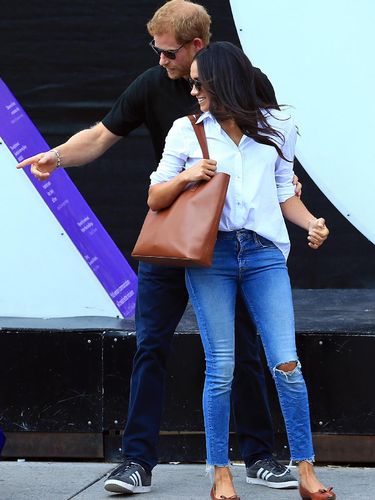 Coat Meghan Markle Saat Kencan dengan Pangeran Harry Terjual Habis