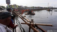 Alat berat dikerahkan untuk mengeruk Banjir Kanal Barat (BKB) yang membelah kawasan Roxy, Jakarta, Selasa (26/9/2017).