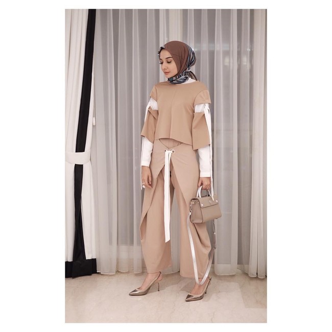 Zaskia Sungkar menjadi selebriti yang mencoba bisnis hijab sejak dua tahun lalu. Ia bahkan sudah menampilkan koleksi hijabnya di New York, Amerika Serikat. Ada pula koleksi hijab Zaskia Sungkar yang berkolaborasi dengan sang adik Shireen Sungkar dinamakan Zashi. Foto: Dok. Instagram