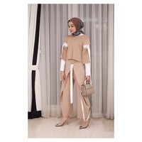 Zaskia Sungkar menjadi selebriti yang mencoba bisnis hijab sejak dua tahun lalu. Ia bahkan sudah menampilkan koleksi hijabnya di New York, Amerika Serikat. Ada pula koleksi hijab Zaskia Sungkar yang berkolaborasi dengan sang adik Shireen Sungkar dinamakan Zashi. Foto: Dok. Instagram