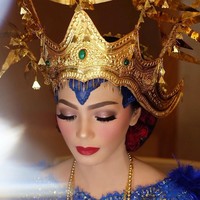 Sebagai sentuhan akhir, siger emas khas Lampung yang memahkotai kepala pengantin perempuan. Tidak ketinggalan perhiasan yang juga terbuat dari emas. (Foto: Instagram)