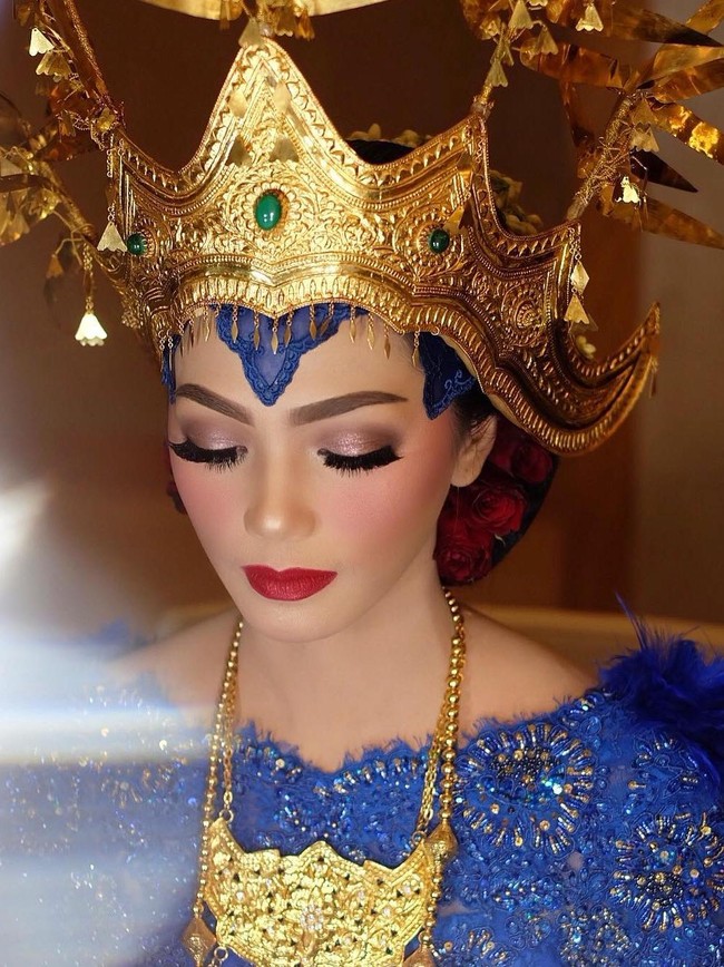 Sebagai sentuhan akhir, siger emas khas Lampung yang memahkotai kepala pengantin perempuan. Tidak ketinggalan perhiasan yang juga terbuat dari emas. (Foto: Instagram)