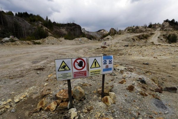 Padahal apabila dilihat, masih tampak pepohonan dan rumput hijau di sekitar desa. Hanya bagian desa itu saja yang terisi oleh limbah berbagai warna. Sungguh pemandangan yang nahas (Dok. Bogdan Cristel/Reuters) Padahal apabila dilihat, masih tampak pepohonan dan rumput hijau di sekitar desa. Hanya bagian desa itu saja yang terisi oleh limbah berbagai warna. Sungguh pemandangan yang nahas (Dok. Bogdan Cristel/Reuters)