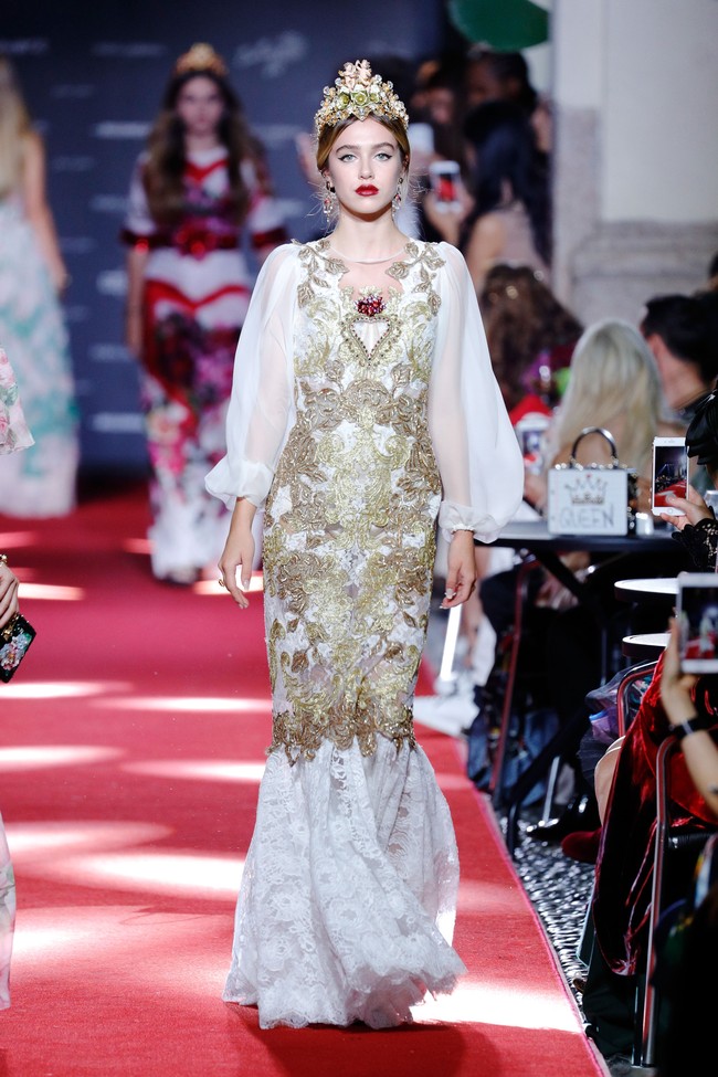 Hadir pula deretan gaun yang romantis dengan motif-motif bernuansa floral. (Foto: Getty Images)