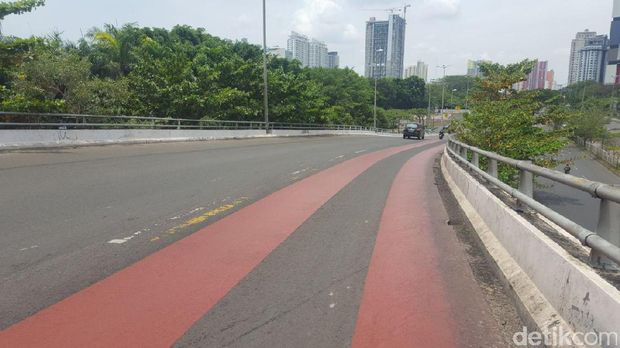 Flyover Kemayoran, Jakarta, lokasi tumpahan oli yang membuat sejumlah pengendara motor berjatuhan, Selasa (26/9/2017)