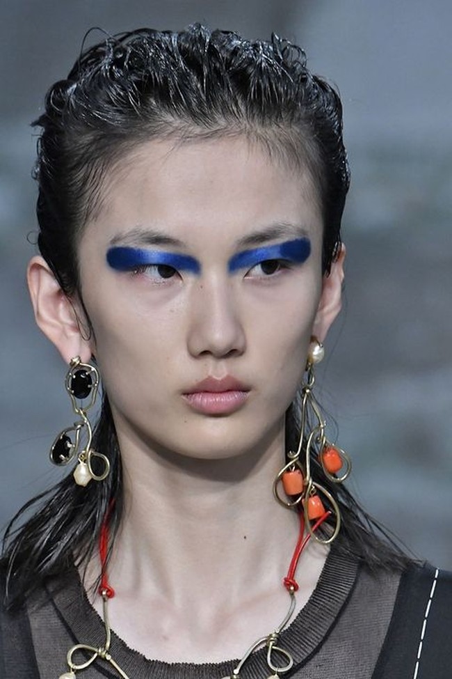 Anting besar ala Marni sudah lama menjadi favorit selebriti dunia, tak terkecuali Ivanka Trump. Kini label Marni membuatnya lebih playful dengan padanan anting berbeda untuk kanan dan kiri. Foto: Dok. Elle