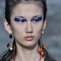 Anting besar ala Marni sudah lama menjadi favorit selebriti dunia, tak terkecuali Ivanka Trump. Kini label Marni membuatnya lebih playful dengan padanan anting berbeda untuk kanan dan kiri. Foto: Dok. Elle