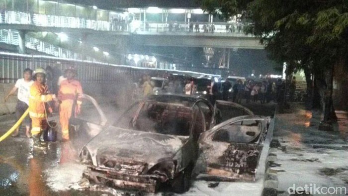 Mobil Terbakar di Kuningan Padam
