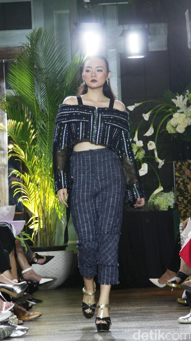 Koleksi Batik Kudus dari 11 Desainer Indonesia tergabung dalam Fashion First yang bertemakan Kembang Kudus diantaranya: Amelia Kartikasari, barli Asmara, Calla Atelier by Olivia Lazuardy dan krishandi Hartanto, Cezsz Homme, Day and Night by Yelle, Deden Siswanto, Dua Tandamata by Astrid dan Dini, Natalia Kiantoro, Noom nomi by Soetjipto Hoeijaja, Partick Owen dan Rinda Salmun. [Foto: Mohammad Abduh/Wolipop].