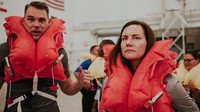 Bahkan di saat terburuk di atas pesawat, para pramugari dan pramugara harus tetap tersenyum dan memandu dengan tenang (Molly Choma Photography/CNN)