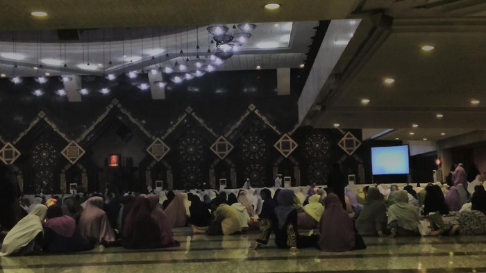 Gerakan Indonesia Sholat Subuh (GISS) di Masjid At-Tin (Parastiti Kharisma Putri/detikcom)