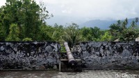 Dari benteng ini juga bisa terlihat dengan jelas Gunung Sibella, gunung tertinggi di Pulau Bacan (Wahyu/detikTravel)