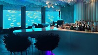 Maldives memang selalu jadi incaran banyak orang untuk menikmati liburan romantis. Tidak hanya punya 1 restaurant dengan pemandangan dasar laut, pulau ini juga memiliki restoran lainnya seperti Subsix. Cantik ya? Foto: Istimewa