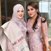 Aurora Kalista tampak cantik dalam balutan kebaya bernuansa ungu muda. Riasan penuh juga membuat penampilannya semakin manis. Gaya ini bisa menjadi inspirasi Anda ketika wisuda. Foto: Dok. Instagram @arurorakalista