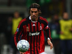 Legenda hidup AC Milan Paolo Maldini juga pernah merasakan ditempa Capello. (Foto: Mike Hewitt/Getty Images)