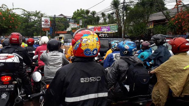 Kendaraan di Jalan Pondok Cabe Raya arah Cirendeu bahkan nyaris tidak bergerak.