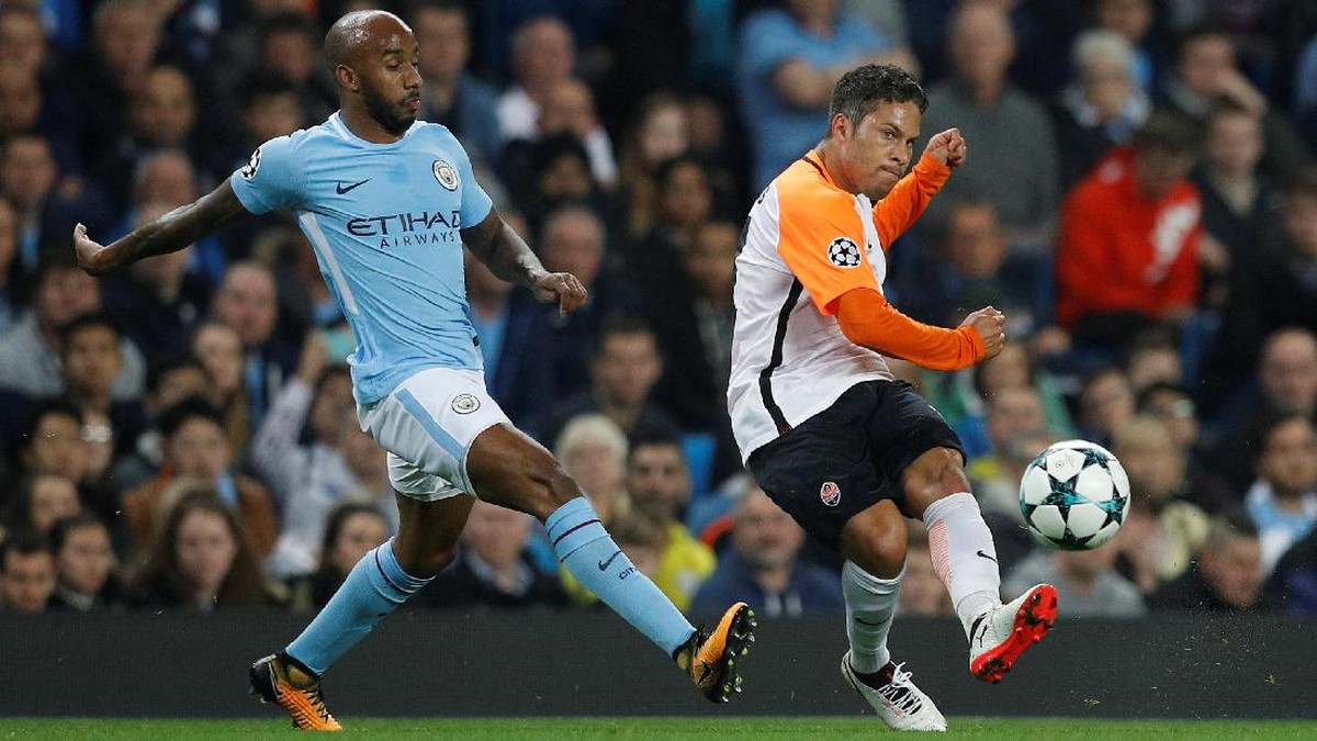 Fabian Delph mengawal Marlos (Phil Noble/Reuters)
