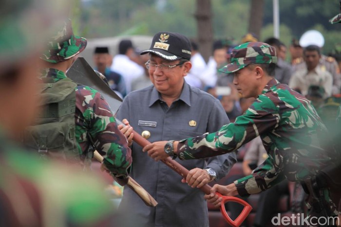 TNI Bersama Warga Sumedang Bangun Jembatan dan Jalan Desa