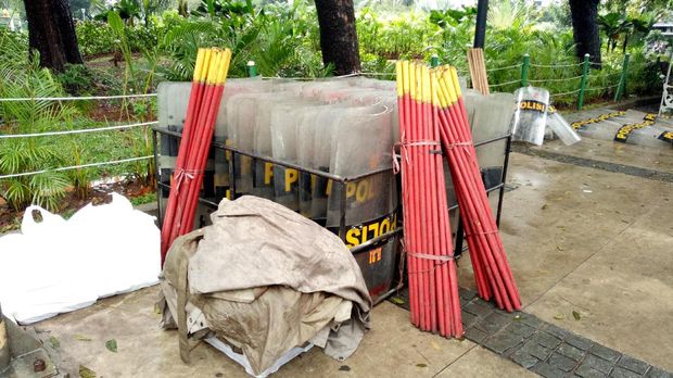  Beberapa peralatan anti huru hara seperti tameng, dan tongkat juga disiagakan. 