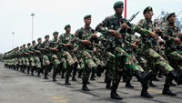 Para prajurit Kostrad mengikuti parade dan defile pasukan. (Penkostrad).