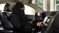 Perintah yang mulai diberlakukan mulai Juni tahun depan tersebut dikeluarkan setelah kaum perempuan dan para pegiat hak asasi manusia mengajukan keberatan selama bertahun-tahun.women driving. Foto ilustrasi wanita menyetir ini diambil pada 2013. Reuters/Faisal Al Nasser/File.