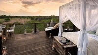 Tempat tidur, sofa, serta kursi santai pun benar-benar dibuat menyatu dengan alam. Rasanya pun seperti tidur di atas pohon! (Lion Sands)