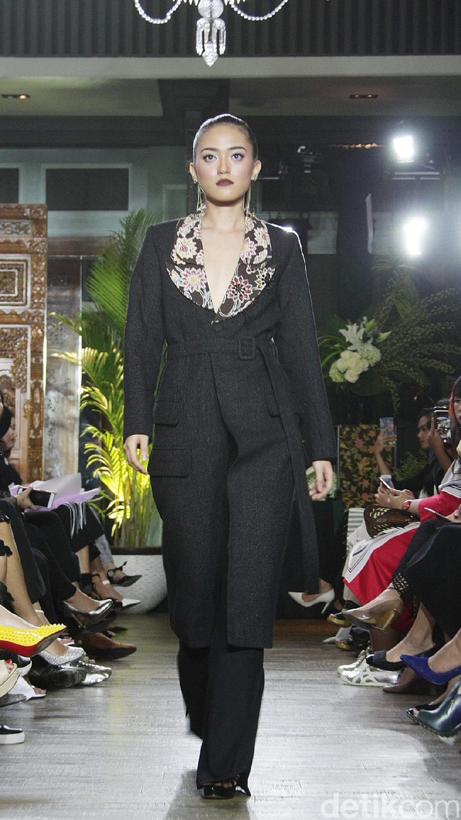 Koleksi Batik Kudus dari 11 Desainer Indonesia tergabung dalam Fashion First yang bertemakan Kembang Kudus diantaranya: Amelia Kartikasari, barli Asmara, Calla Atelier by Olivia Lazuardy dan krishandi Hartanto, Cezsz Homme, Day and Night by Yelle, Deden Siswanto, Dua Tandamata by Astrid dan Dini, Natalia Kiantoro, Noom nomi by Soetjipto Hoeijaja, Partick Owen dan Rinda Salmun. [Foto: Mohammad Abduh/Wolipop].