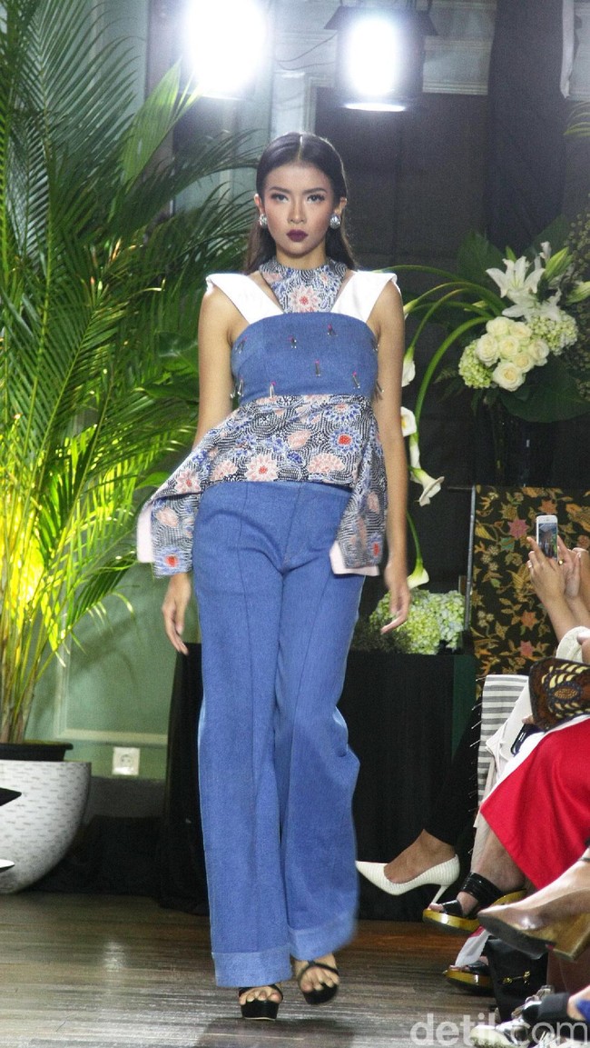 Koleksi Batik Kudus dari 11 Desainer Indonesia tergabung dalam Fashion First yang bertemakan Kembang Kudus diantaranya: Amelia Kartikasari, barli Asmara, Calla Atelier by Olivia Lazuardy dan krishandi Hartanto, Cezsz Homme, Day and Night by Yelle, Deden Siswanto, Dua Tandamata by Astrid dan Dini, Natalia Kiantoro, Noom nomi by Soetjipto Hoeijaja, Partick Owen dan Rinda Salmun. [Foto: Mohammad Abduh/Wolipop].