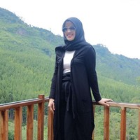 Ada kalanya Aurora Kalista tampil kasual dalam setelan blouse, celana panjang hitam, dan cardigan. Tema monokrom kali ini direfleksikannya kembali untuk membuat tampilan tetap netral ketika pergi liburan. Foto: Dok. Instagram @arurorakalista