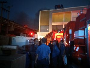 Enam Jam Membara, Api yang Membakar Gudang Mesin Pendingin Padam