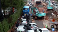 Dua lajur busway sementara ditutup yang menyebabkan penyempitan jalan.