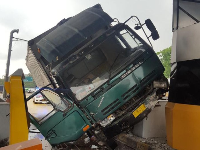 Truk Boks Tabrak Beton Pengaman Gerbang Tol Cikarang Barat
