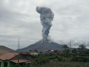 Gunung Sinabung Semburkan Abu Vulkanik Setinggi 2,5 Km