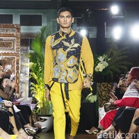 Koleksi Batik Kudus dari 11 Desainer Indonesia tergabung dalam Fashion First yang bertemakan Kembang Kudus diantaranya: Amelia Kartikasari, barli Asmara, Calla Atelier by Olivia Lazuardy dan krishandi Hartanto, Cezsz Homme, Day and Night by Yelle, Deden Siswanto, Dua Tandamata by Astrid dan Dini, Natalia Kiantoro, Noom nomi by Soetjipto Hoeijaja, Partick Owen dan Rinda Salmun. [Foto: Mohammad Abduh/Wolipop].