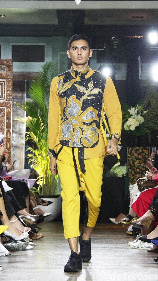 Koleksi Batik Kudus dari 11 Desainer Indonesia tergabung dalam Fashion First yang bertemakan Kembang Kudus diantaranya: Amelia Kartikasari, barli Asmara, Calla Atelier by Olivia Lazuardy dan krishandi Hartanto, Cezsz Homme, Day and Night by Yelle, Deden Siswanto, Dua Tandamata by Astrid dan Dini, Natalia Kiantoro, Noom nomi by Soetjipto Hoeijaja, Partick Owen dan Rinda Salmun. [Foto: Mohammad Abduh/Wolipop].