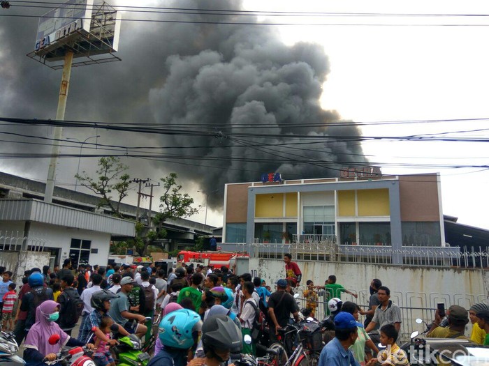 Lebih dari 4 Jam, Kebakaran Gudang Mesin Pendingin Belum Padam