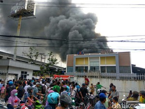 Lebih dari 4 Jam, Kebakaran Gudang Mesin Pendingin Belum Padam