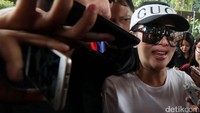 Syahrini datang dengan menggunakan topi Gucci, t-shirt berwarna putih dan kacamata hitam berbentuk kotak.