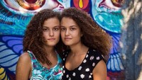 Si kembar Camila dan Bruna yang berasal dari Brazil. (Dok. Mihaela Noroc)
