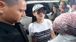 Foto: Topi Gucci dan Kacamata Trapesium, Begini Gaya Syahrini ke Bareskrim