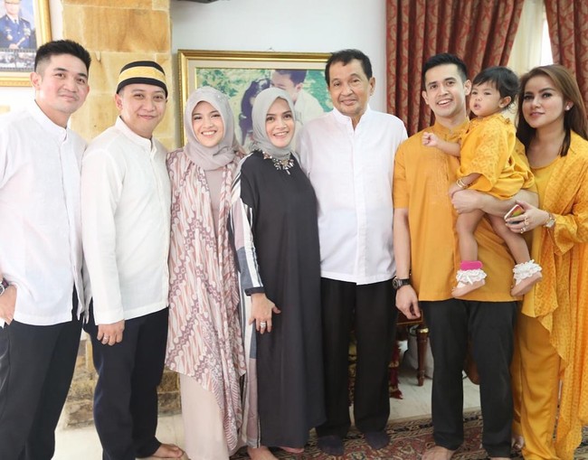 Kali ini batik menjadi pilihan Aurora Kalista untuk tampil atraktif saat kumpul keluarga. Ia memilih kerudung abu-abu muda yang mencerahkan penampilannya.  Foto: Dok. Instagram @arurorakalista