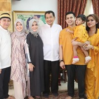 Kali ini batik menjadi pilihan Aurora Kalista untuk tampil atraktif saat kumpul keluarga. Ia memilih kerudung abu-abu muda yang mencerahkan penampilannya.  Foto: Dok. Instagram @arurorakalista