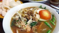 Meski namanya Nasi Goreng Jowo Cak Doel, tempat makan dekat stasiun Juanda ini punya mie godog khas Surabaya yang berkuah merah. Mienya dipadukan irisan kol, sawi, tauge, suwiran daging ayam dan telur. Tak ketinggalan cabai rawit hijau, tomat dan mentimun. Foto: dok. detikFood